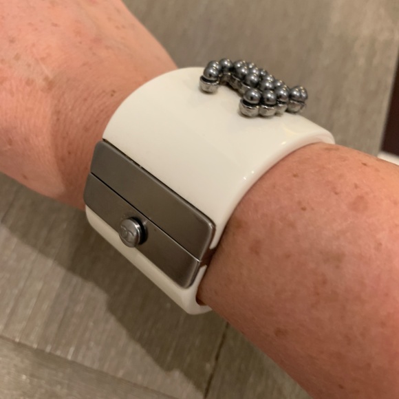 Chanel cuff in ivory  color with grey pearls (CC logo) - Picture 11 of 15